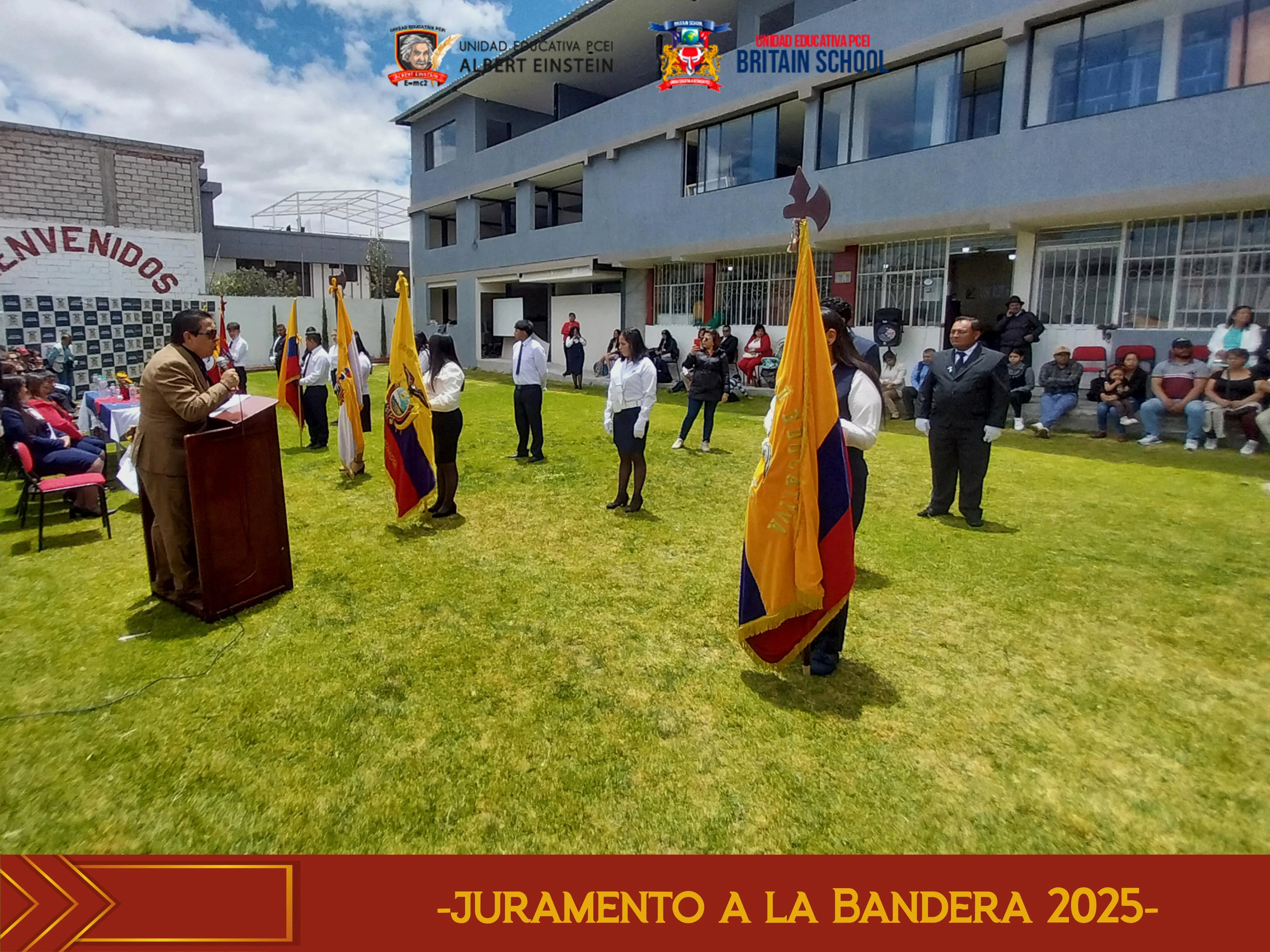 Directivo del Britain School dirigiéndose a los estudiantes durante izada de bandera