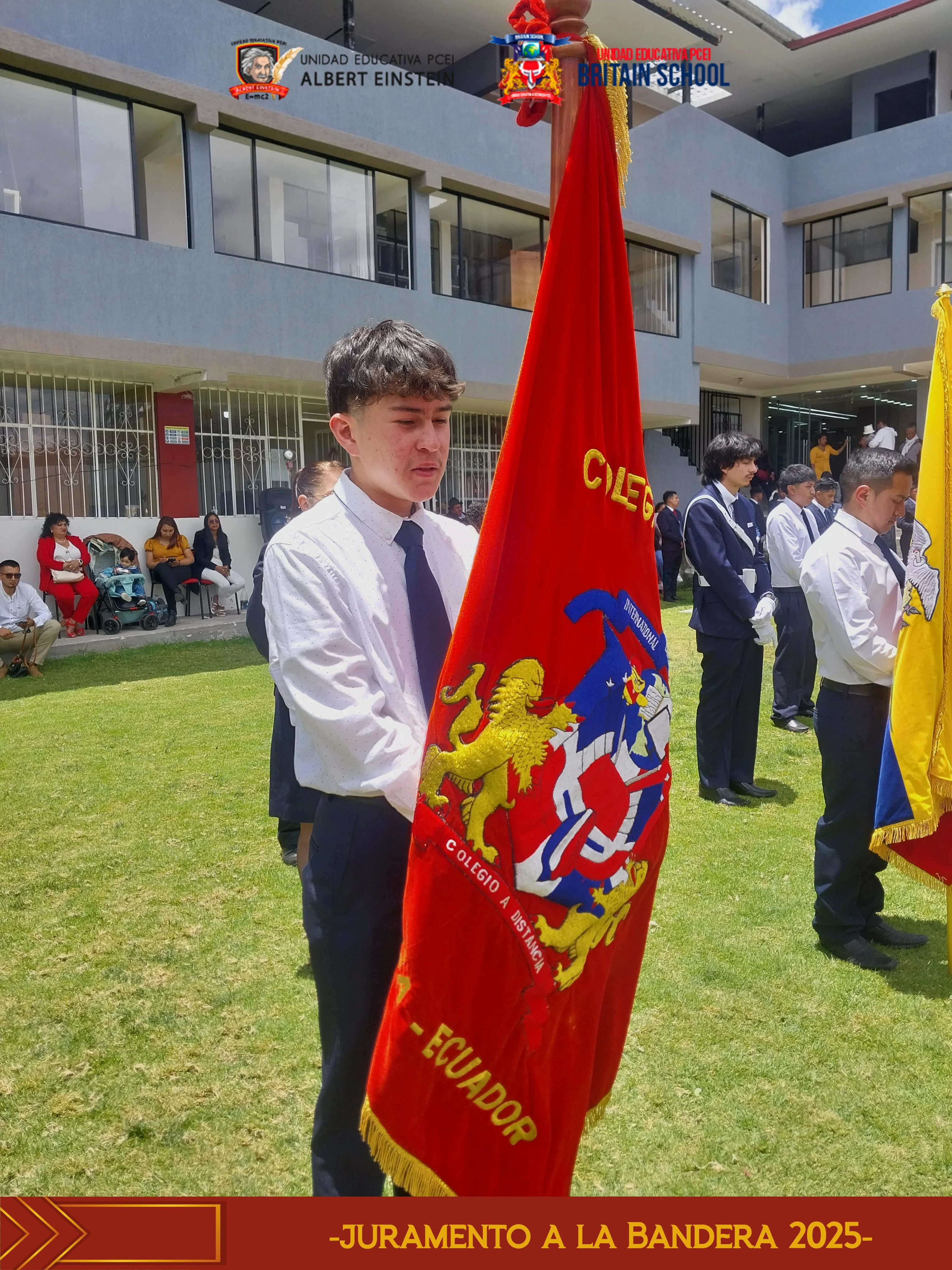 Estudiante del Britain School levantando la bandera durante la izada